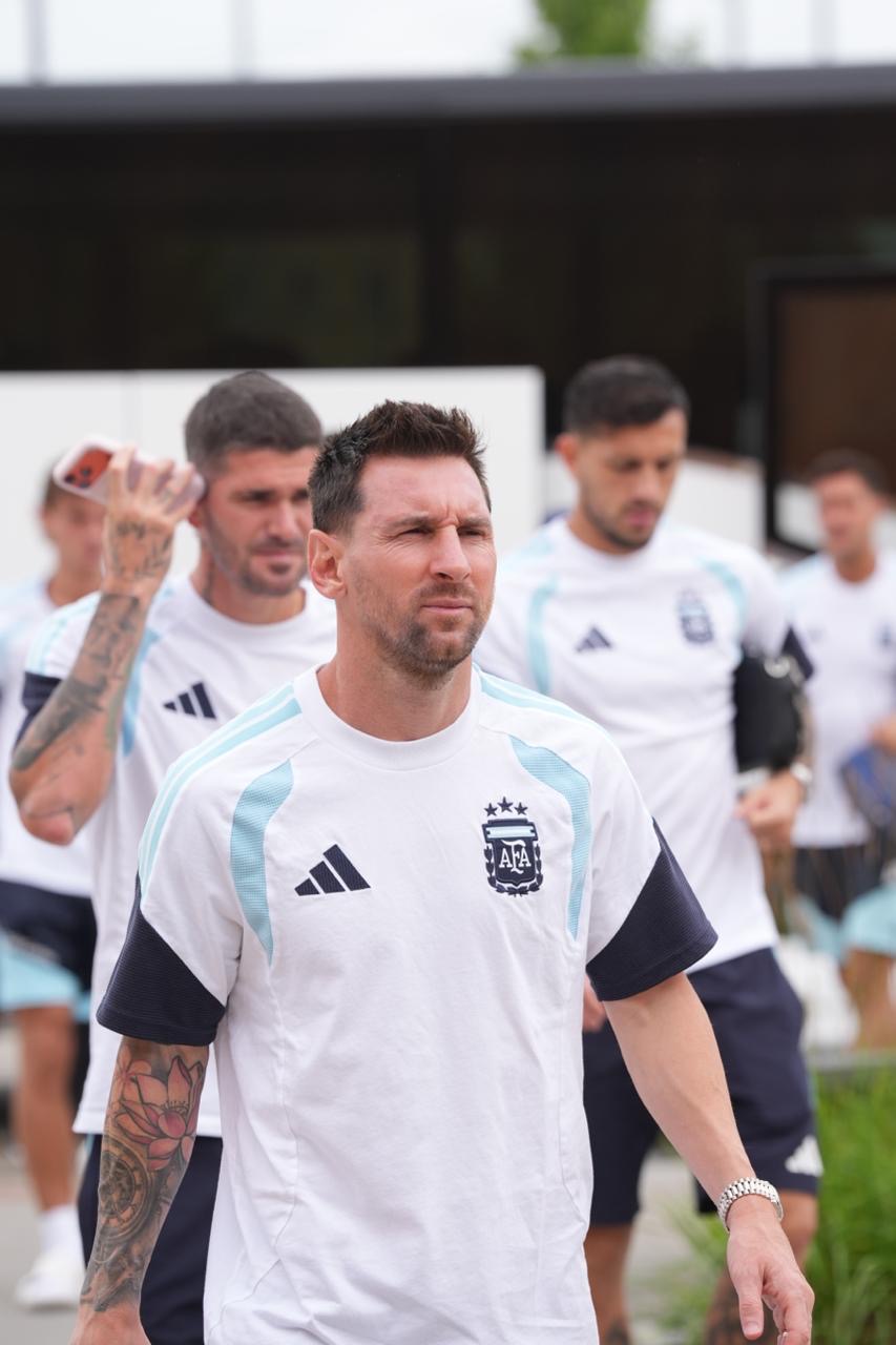 Messi walking in Argentina training gear